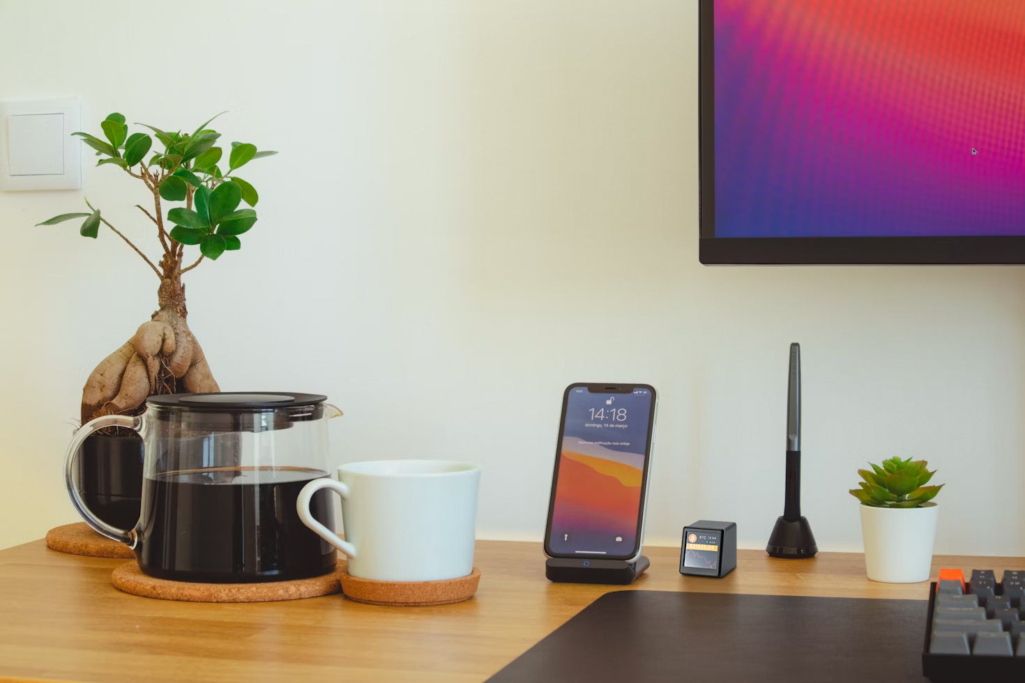 Crypto Cube Display - WiFi Real-Time Cryptocurrency Ticker & Weather Clock